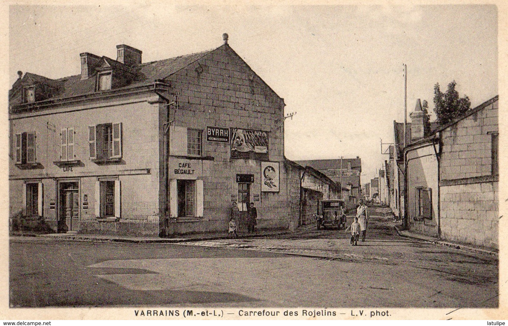 Varrains  49    Le Carrefour  Des Rojelins Animé -Voiture Et Café BEGAULT - Autres & Non Classés