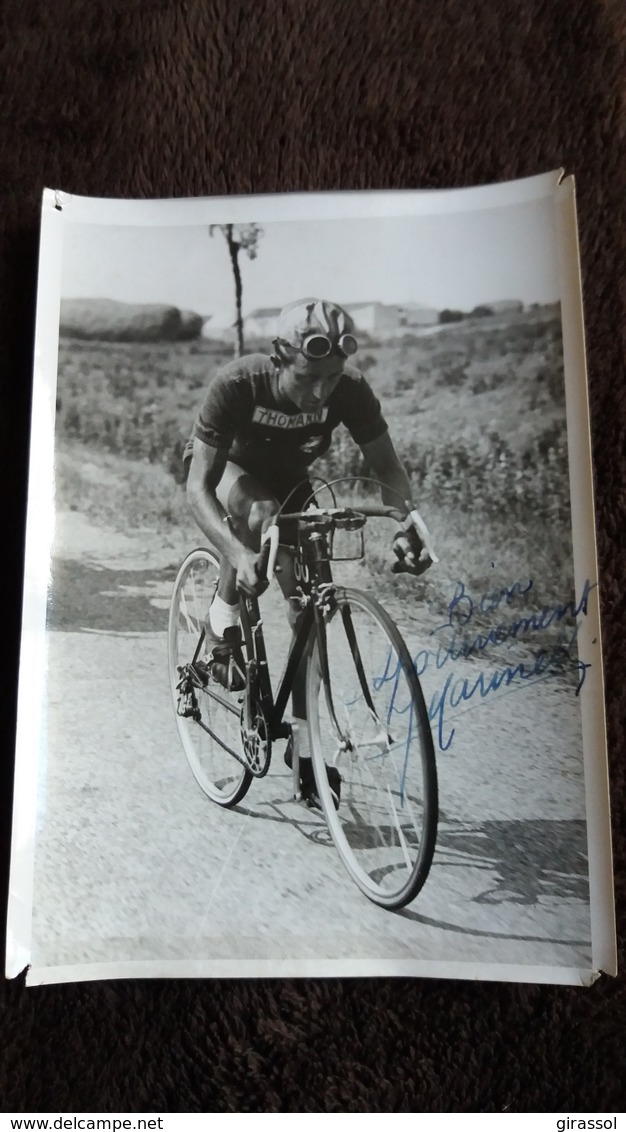 PHOTO DE CYCLISTE DEDICACEE NOM DU CYCLISTE ANNEES 50 60 OFFERTE PAR LE QUOTIDIEN L EQUIPE   FORMAT 13 PAR 18 CM - Sports