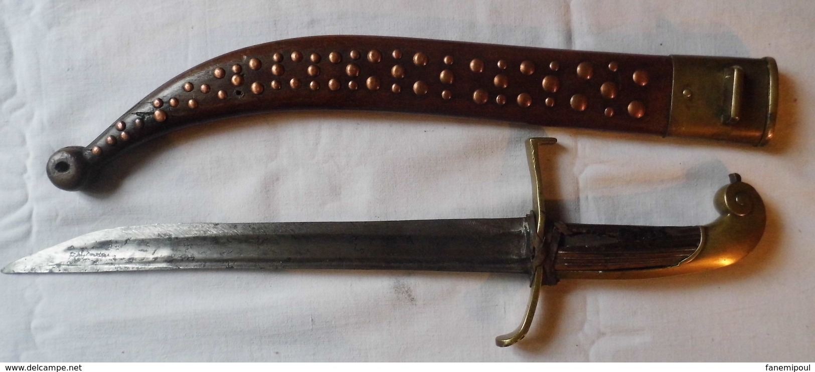 SABRE AVEC FOURREAU EN BOIS ORNÉ DE RIVETS CUIVRE - Armes Blanches