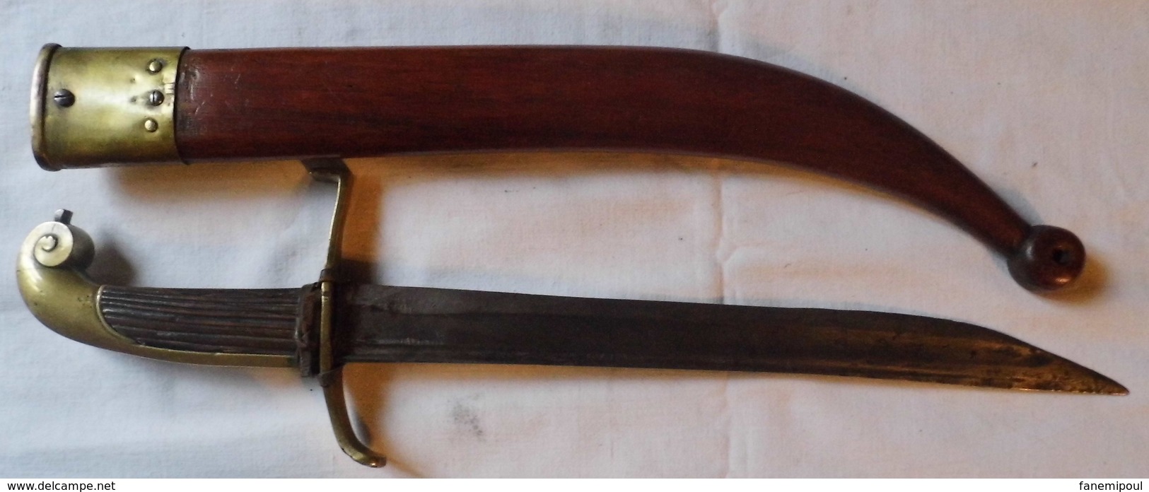 SABRE AVEC FOURREAU EN BOIS ORNÉ DE RIVETS CUIVRE - Armes Blanches