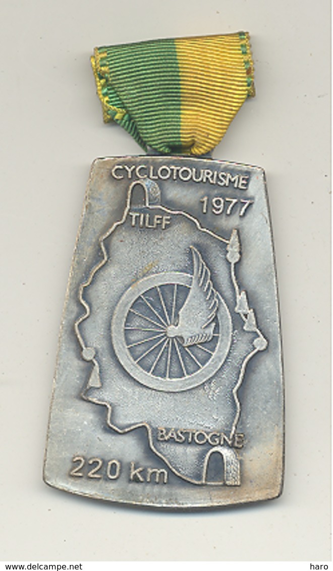 Médaille Avec Ruban Et épingle - TILFF - BASTOGNE - TILFF 1977 - Cyclotourisme, Cycliste, Vélo (b241) - Cyclisme