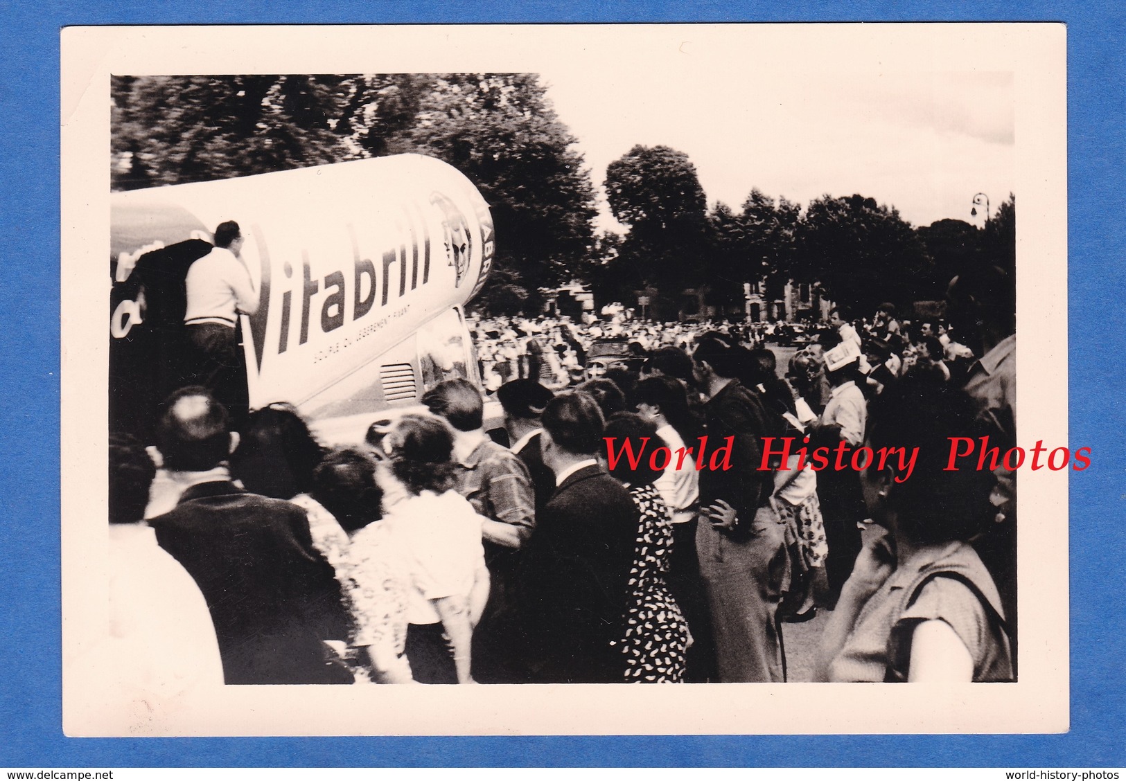 Photo Ancienne - LA CROIX DE BERNY - Passage Du Tour De France - Caravane Publicitaire VITABRILL - Antony Sceaux - Cyclisme