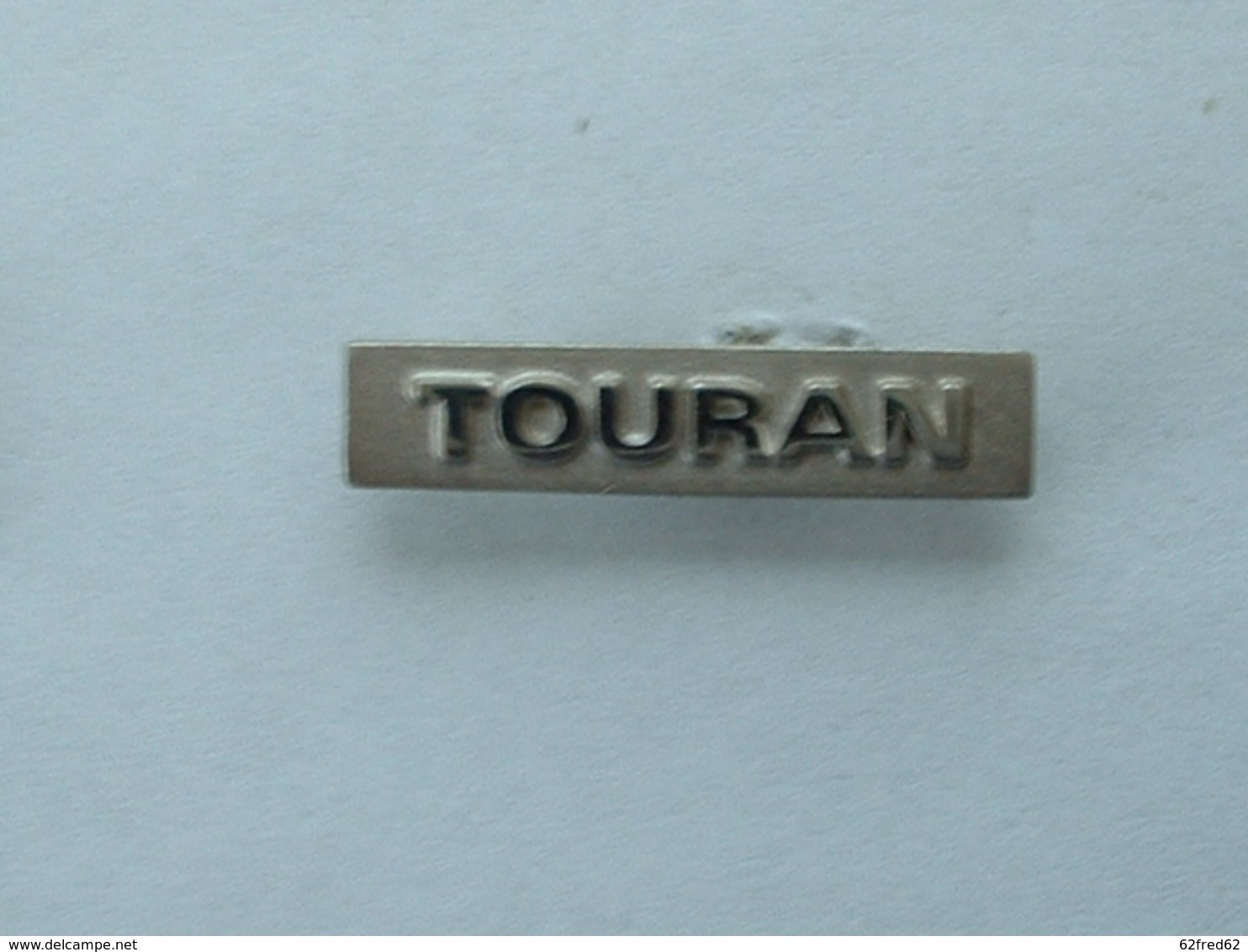 Pin's VOLKSWAGEN TOURAN - LOGO - Volkswagen