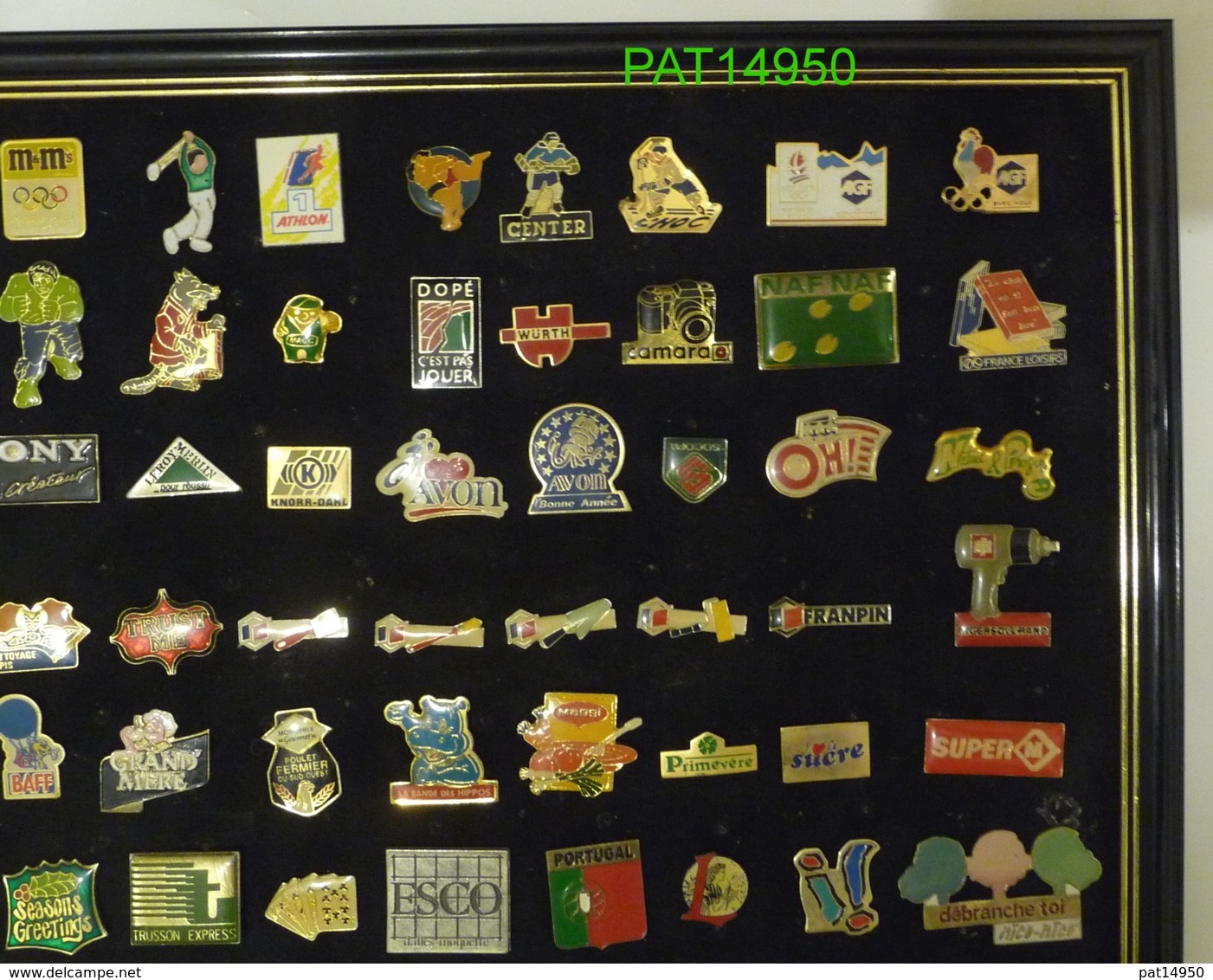 TABLEAU De 108 PIN'S Tous Différents Avec Attaches - Lots