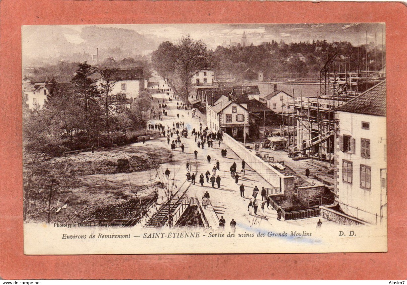 CPA - SAINT-ETIENNE-de-REMIREMONT (88) - Aspect De La Sortie Des Ouvriers Des Usines Des Grands Moulins En 1920 - Saint Etienne De Remiremont