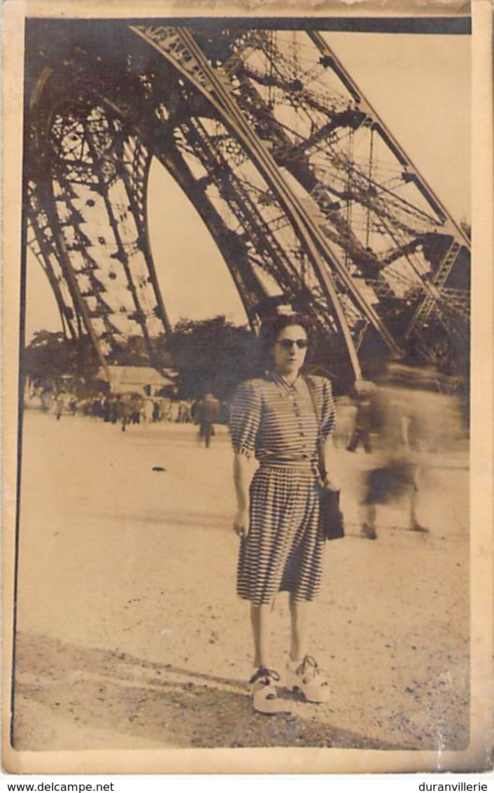 75 - CARTE PHOTO FEMME PRISE A LA TOUR EIFFEL DE PARIS - Tour Eiffel