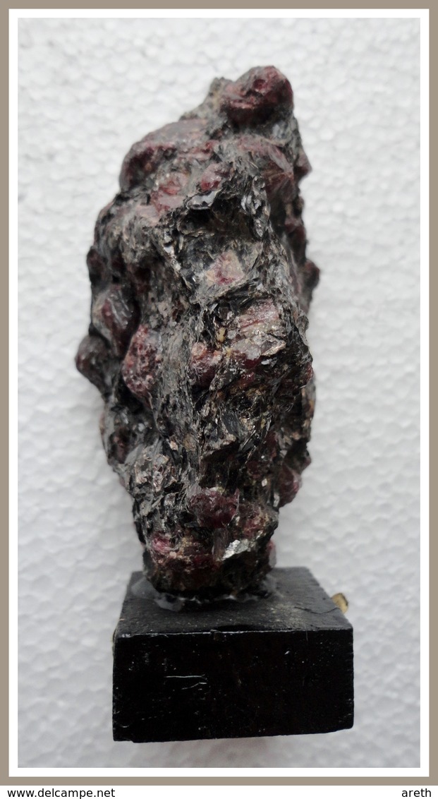 GRENAT Dans MICACHISTE Sur Socle Bois - 10 X 6 X 4 Cm - Minéraux