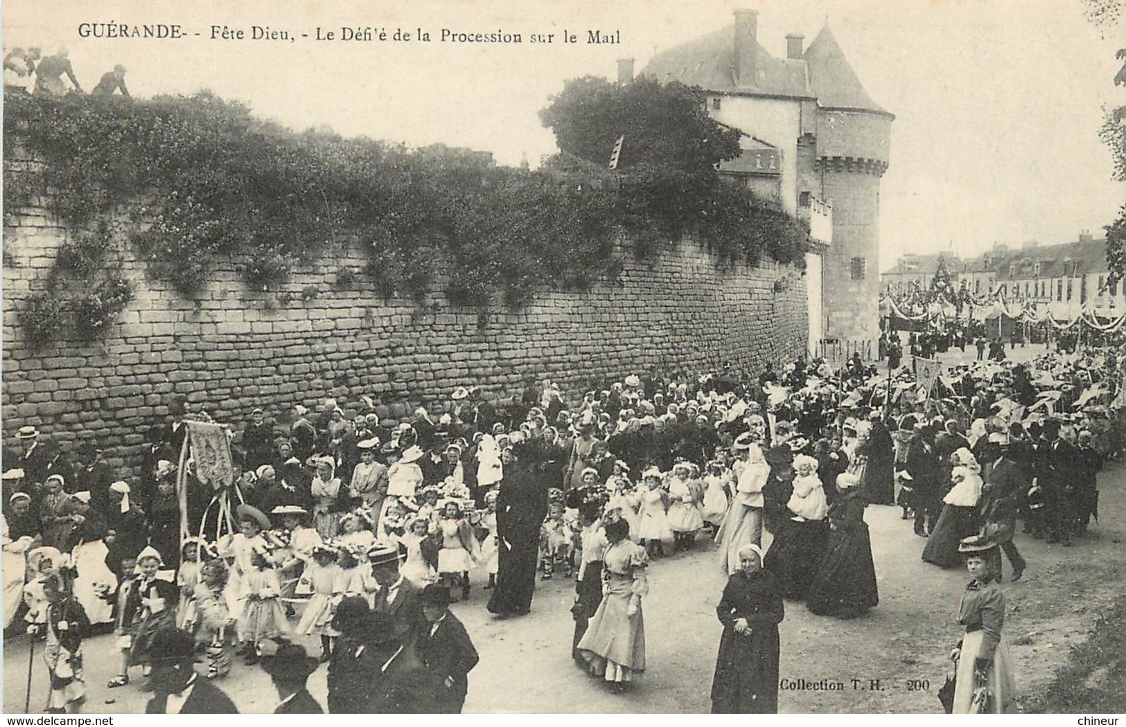 GUERANDE LA FETE DIEU LE DEFILE DE LA PROCESSION SUR LE MAIL - Guérande