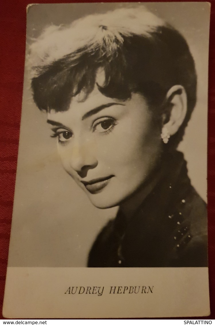 AUDREY HEPBURN, BRITISH ACTRESS, RARE ORIGINAL VINTAGE POSTCARD - Actors