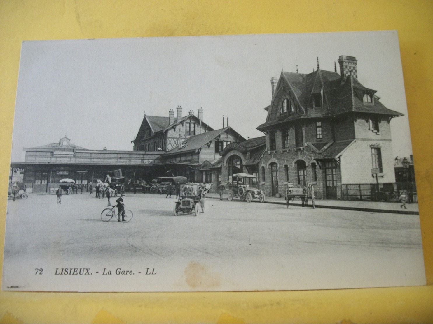 L11 4635 CPA - 14 LISIEUX. LA GARE - ANIMATION. AUTOS. ATTELAGES - Stations - Zonder Treinen