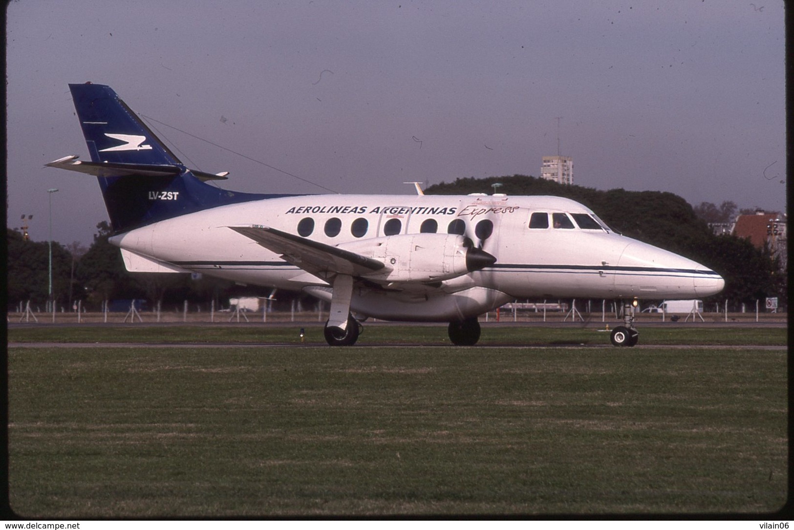 SLIDE / AVION / AIRCRAFT    KODAK ORIGINAL  AEROLINEAS ARGENTINAS EXPRESS JEASTREAM 31   LV-ZST - Diapositives