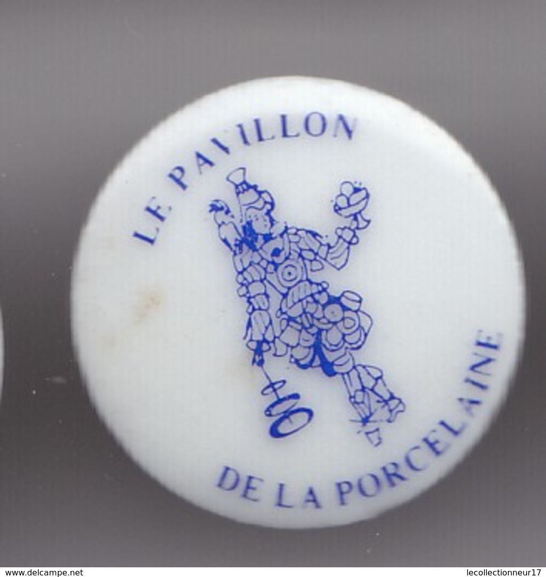 Pin's En Porcelaine Thoscas Limoges Le Pavillon De La Porcelaine Femme Avec Un Perroquet Réf 7647JL - Autres & Non Classés