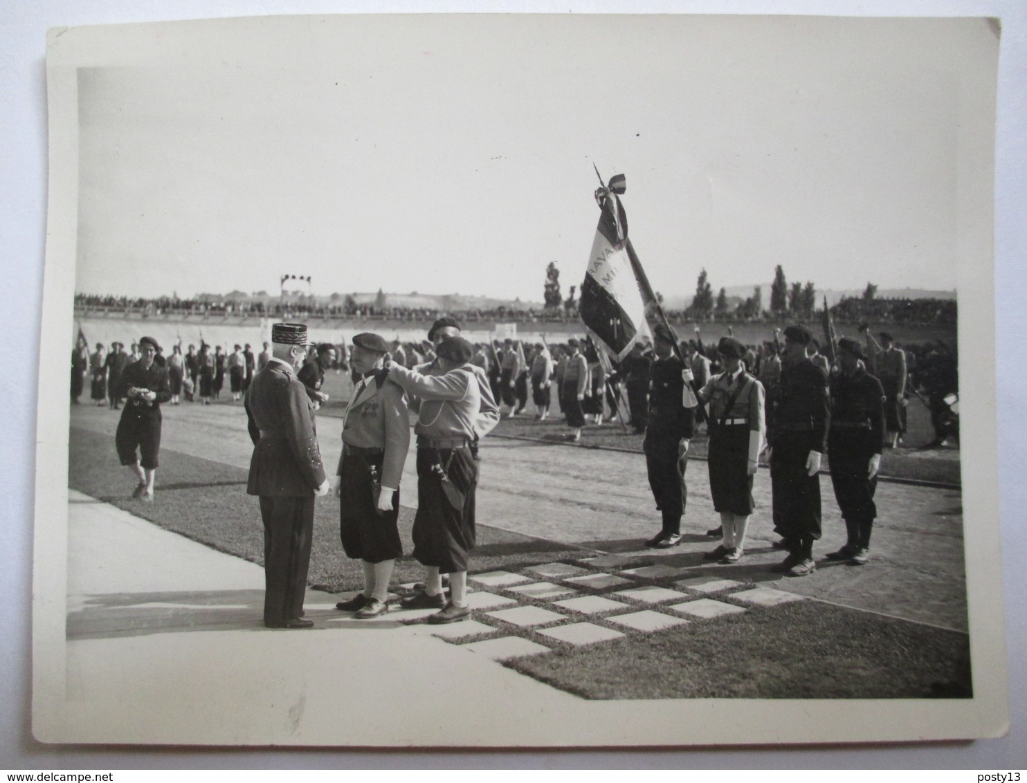 Régime De Vichy - Guerre 1939-45 - 2 Photographies Maréchal Pétain - Amiral Darlan - Défilé Miliciens - Remise Médailles - Guerre, Militaire