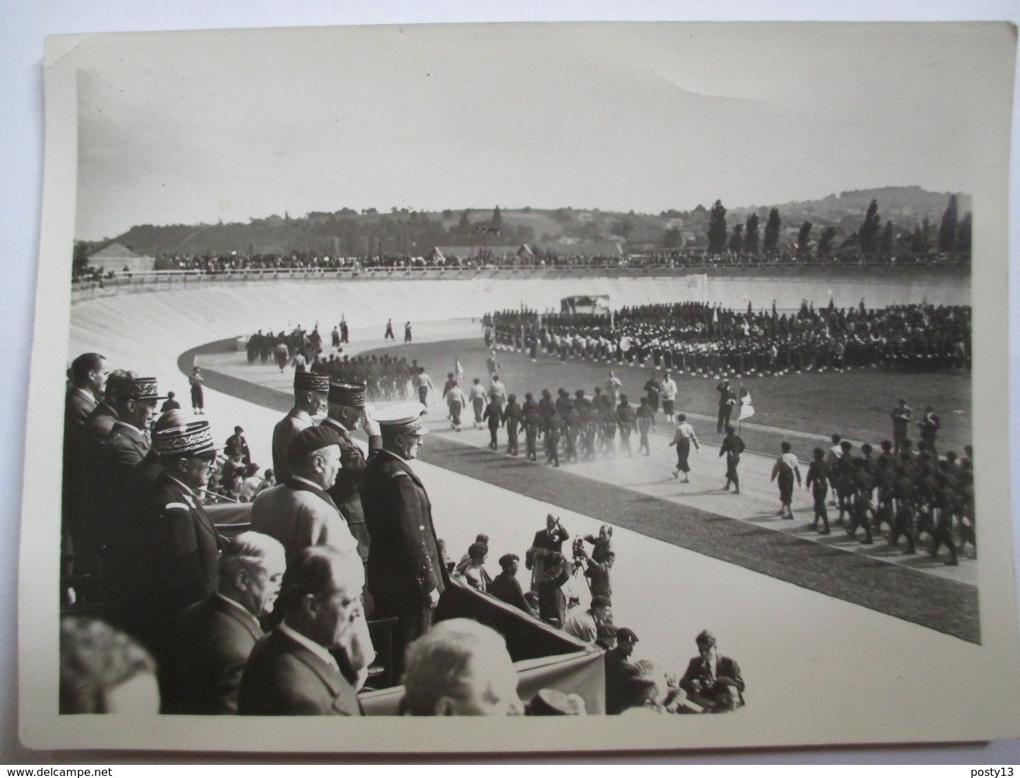 Régime De Vichy - Guerre 1939-45 - 2 Photographies Maréchal Pétain - Amiral Darlan - Défilé Miliciens - Remise Médailles - Guerre, Militaire