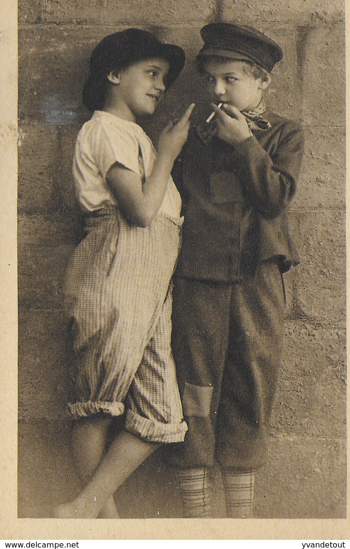 Carte Postale. Enfants Cigarette - Autres & Non Classés