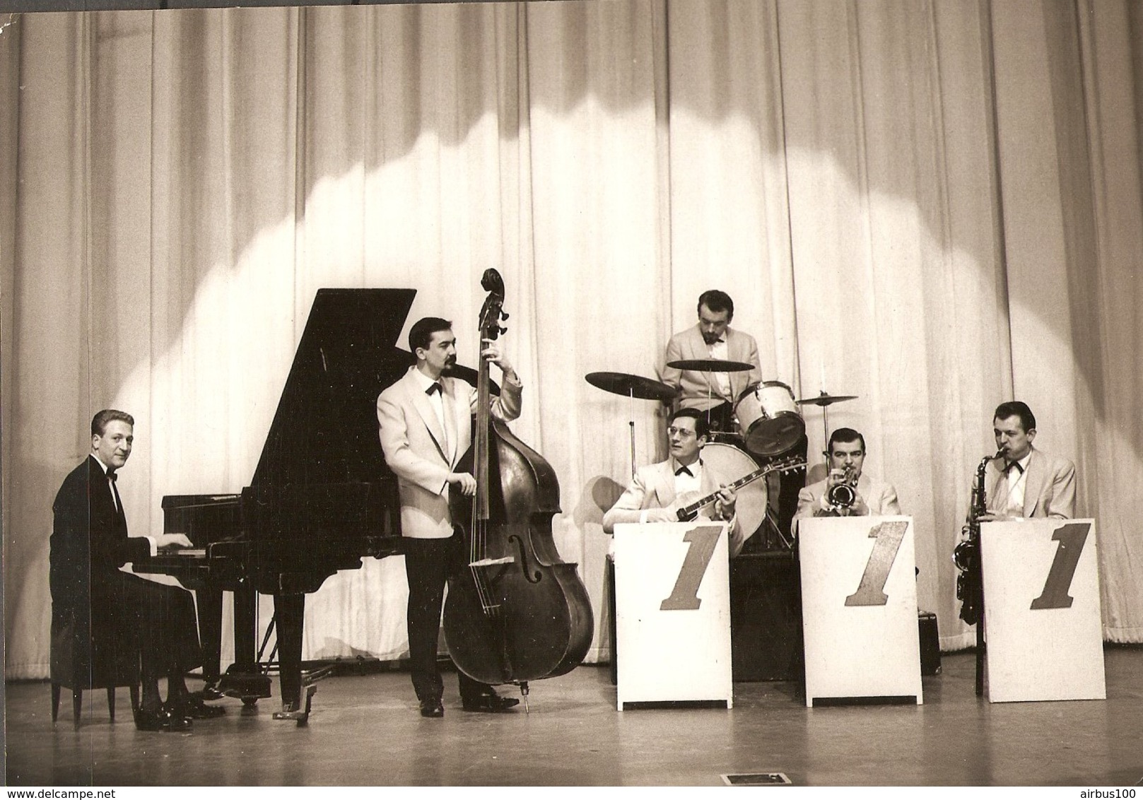 PHOTO GROUPE MUSICAL 111 - JAZZ - CONTRE BASSE BATTERIE PIANO A QUEUE TROMPETTE GUITARE - Other & Unclassified