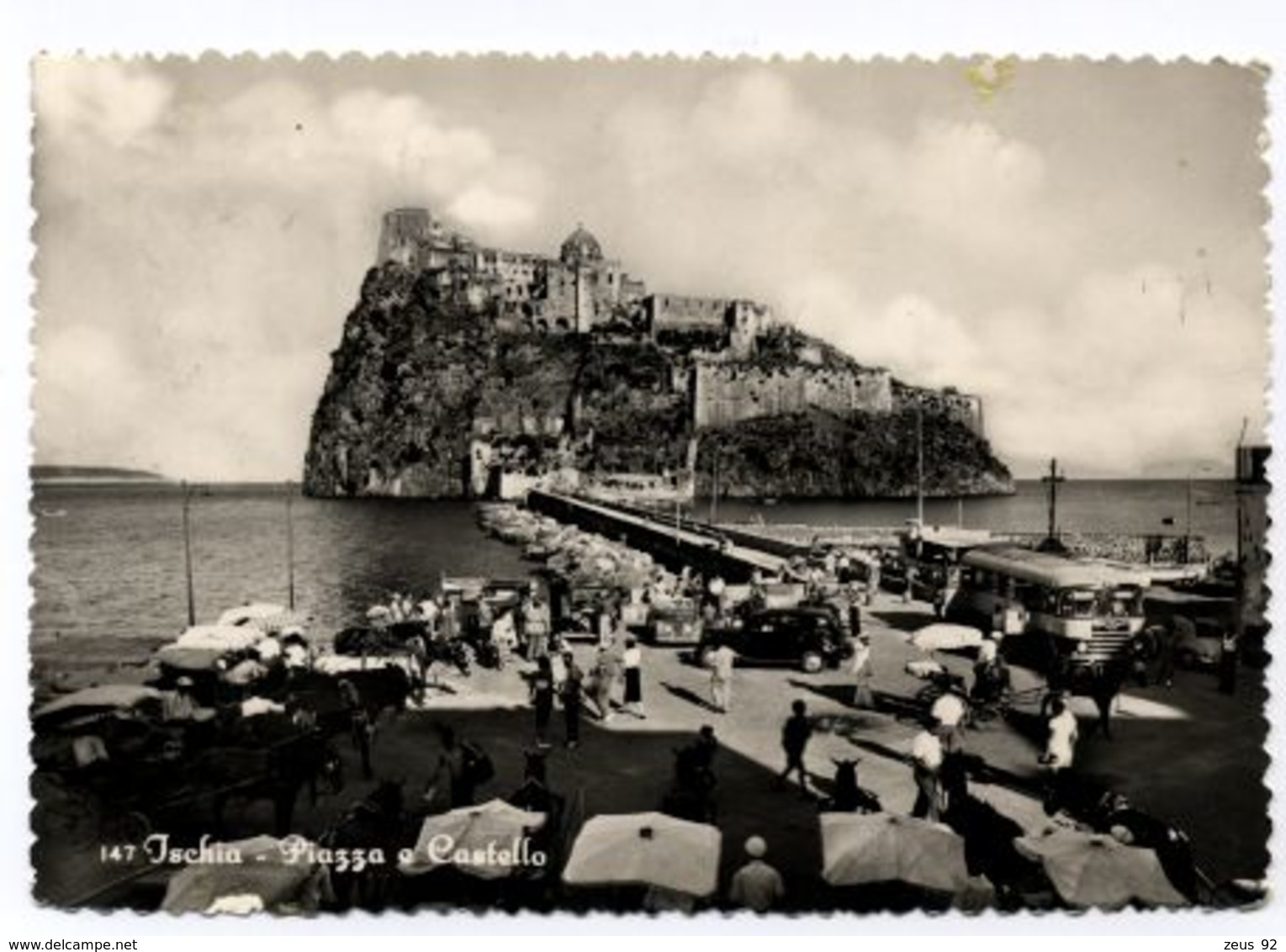 B9400 ISCHIA - PIAZZA E CASTELLO MOLTO ANIMATA CON OMBRELLONI, AUTOBUS, AUTO CARROZZE E CAVALLI B\N VG 1955 - Altri & Non Classificati