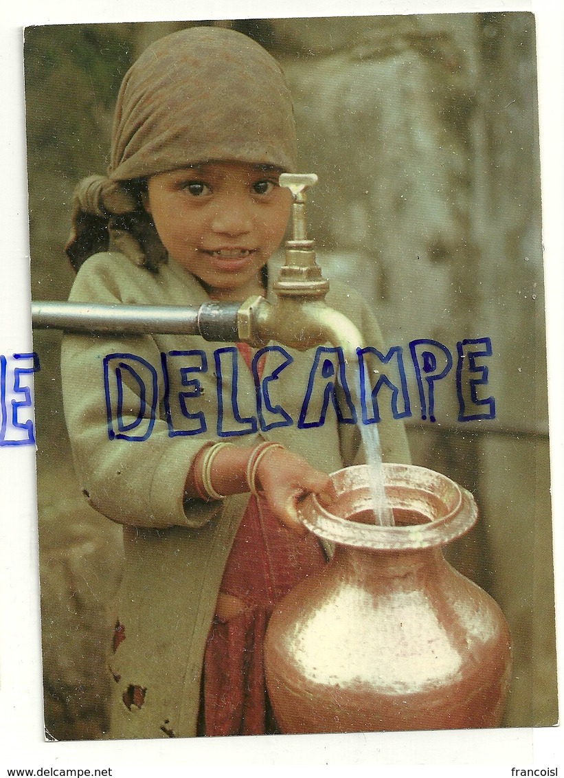 Enfant Qui Puise De L'eau à La Fontaine De Toglu Près De Darjeeling (Indien). Leica Foto Dölf Reist VD 132 - Inde