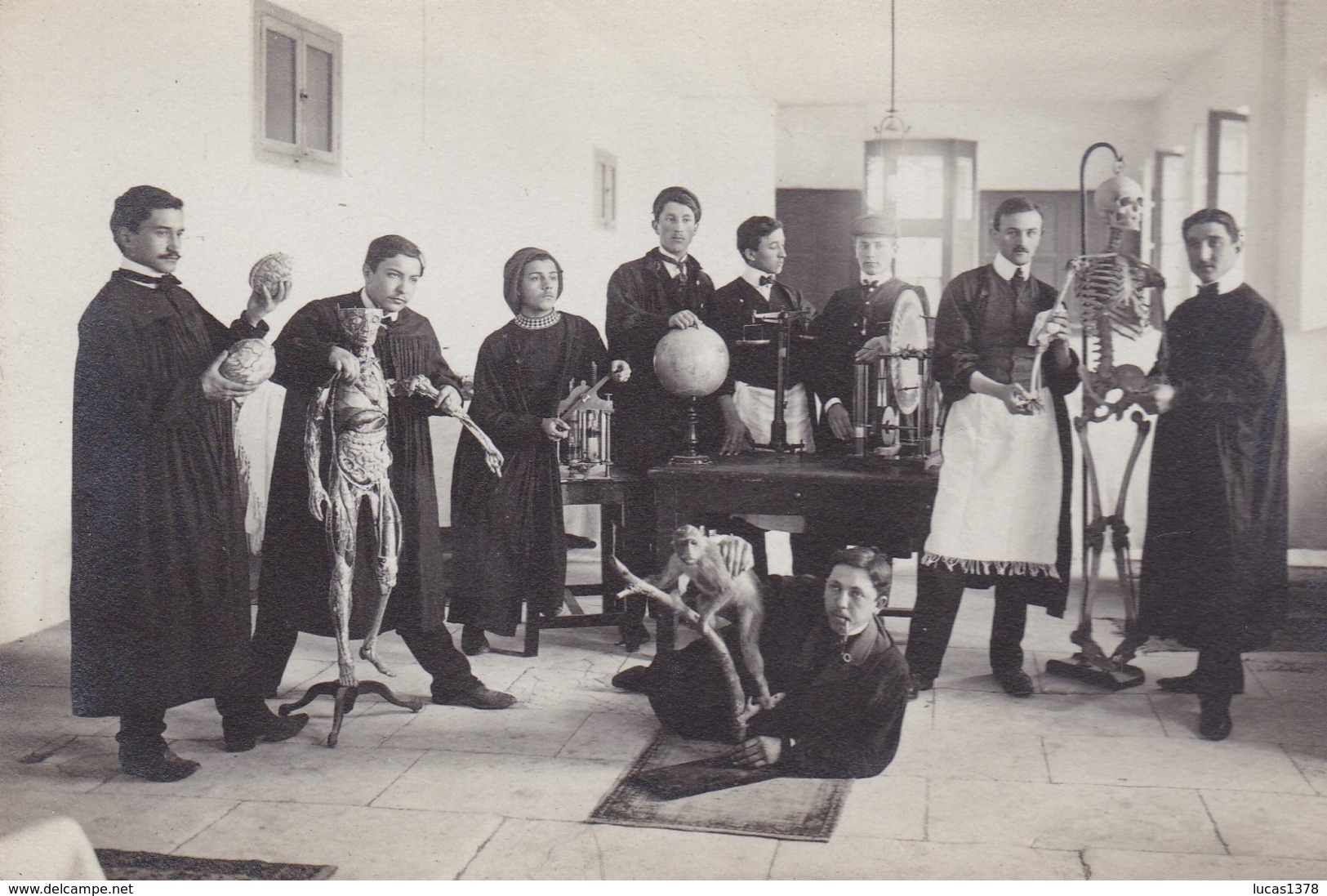 TRES RARE ET BELLE CARTE PHOTO D ETUDIANTS AVEC CERVEAUX  !! SQUELETTE HUMAIN  !  ET ANIMAUX EMPAILLES !!! - Health