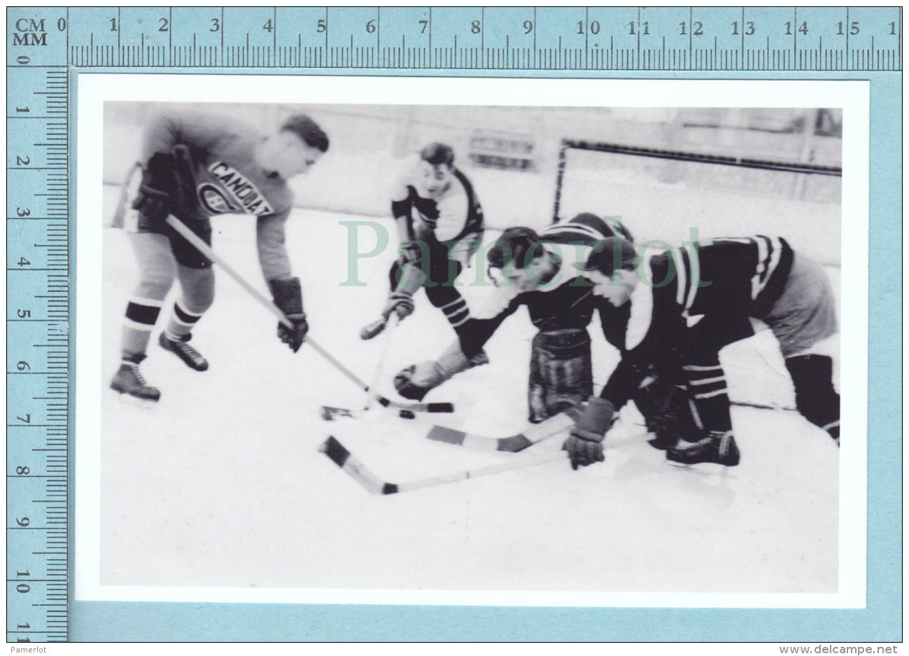 East Angus Quebec -Pratique De Hockey, M. Paul Paquin Arborant Le Chandail Des Canadien De Montreal, Comme Candidat-CPM - Winter Sports