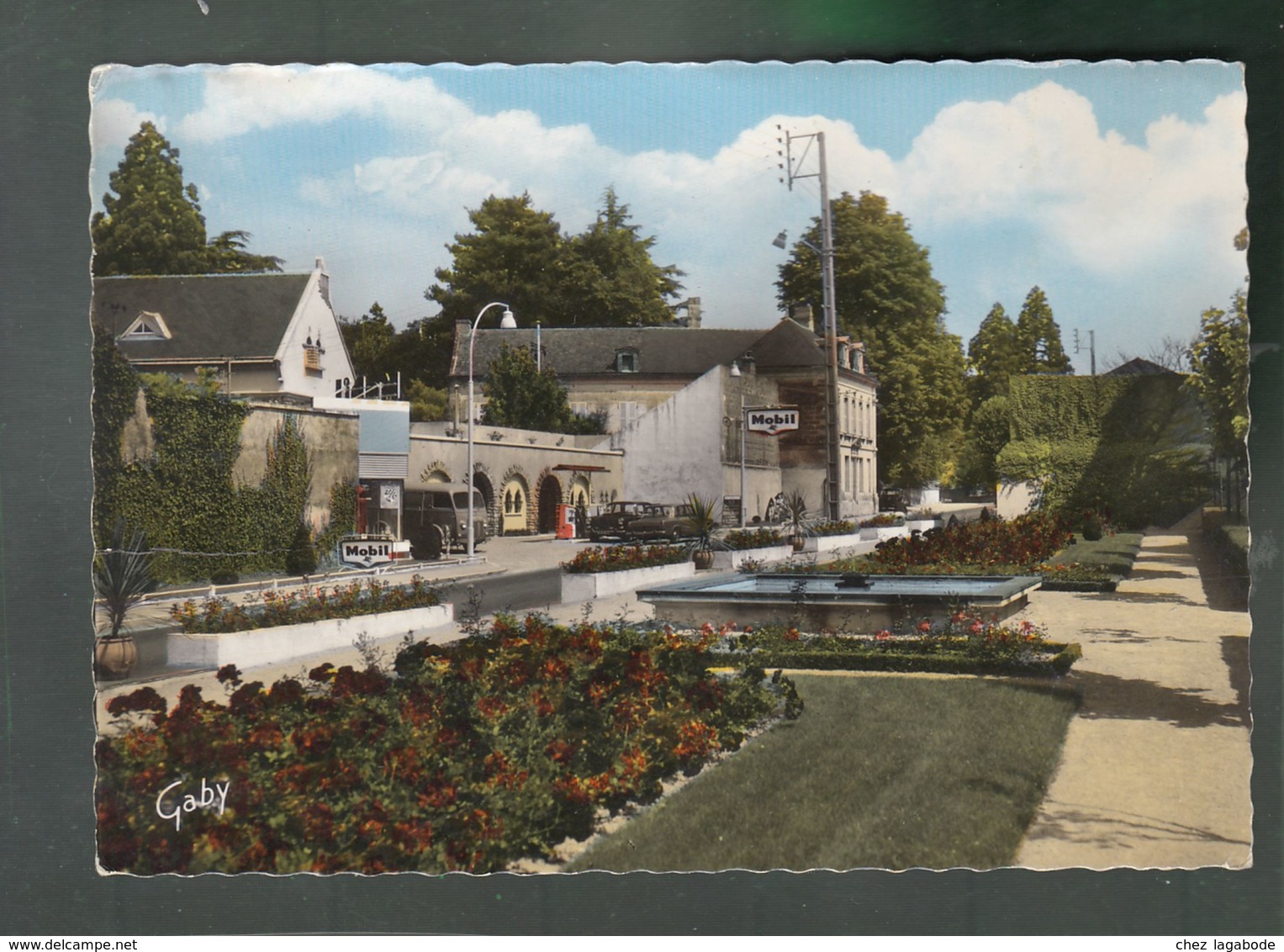 CP (49) Doué-la-Fontaine - Les Jardins Fleuris - Station Service Mobil - Doue La Fontaine