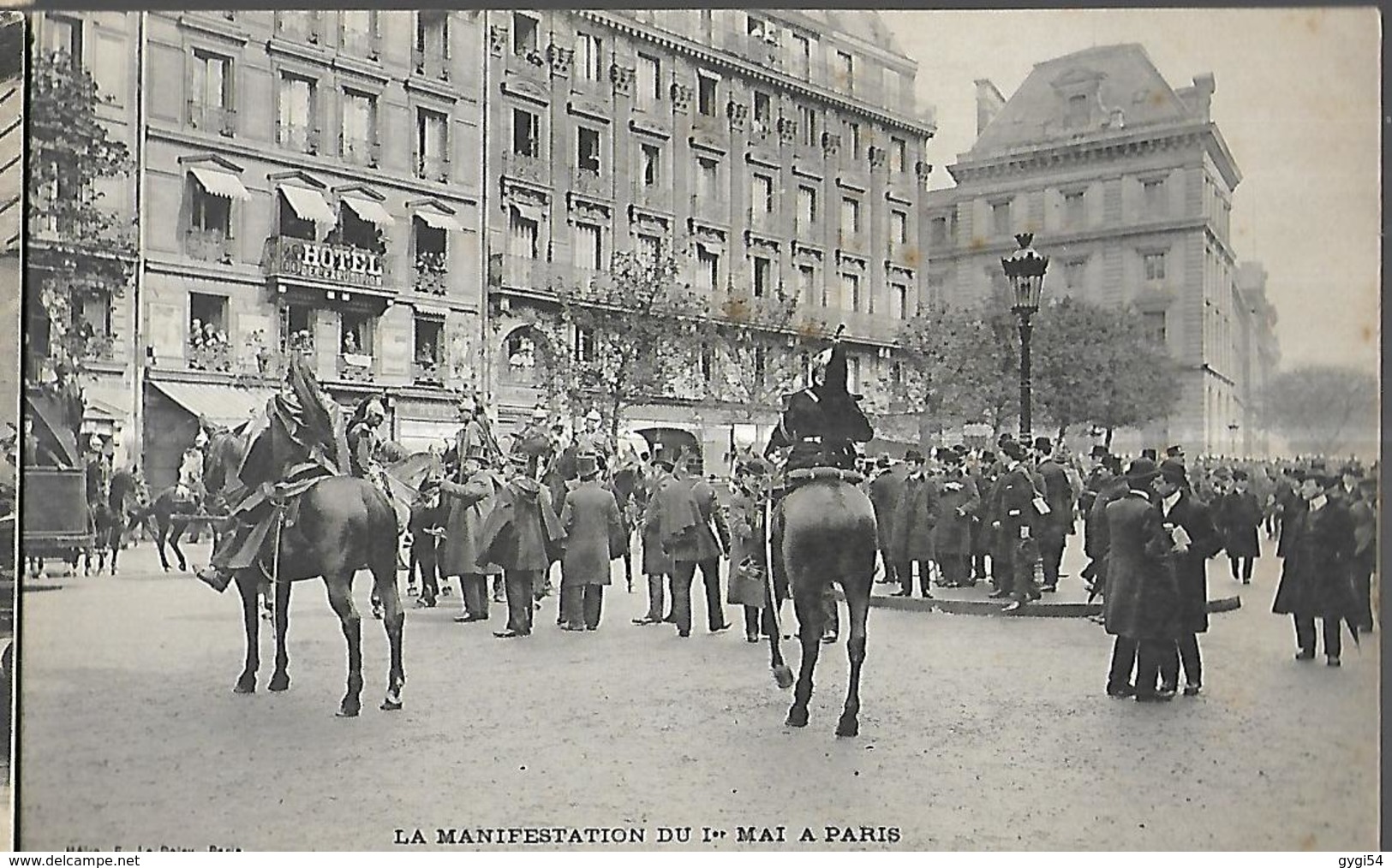 LA MANIFESTATION DU 1er MAI   A PARIS  - Devant La Caserne Du Chateau-d'Eau - Manifestations