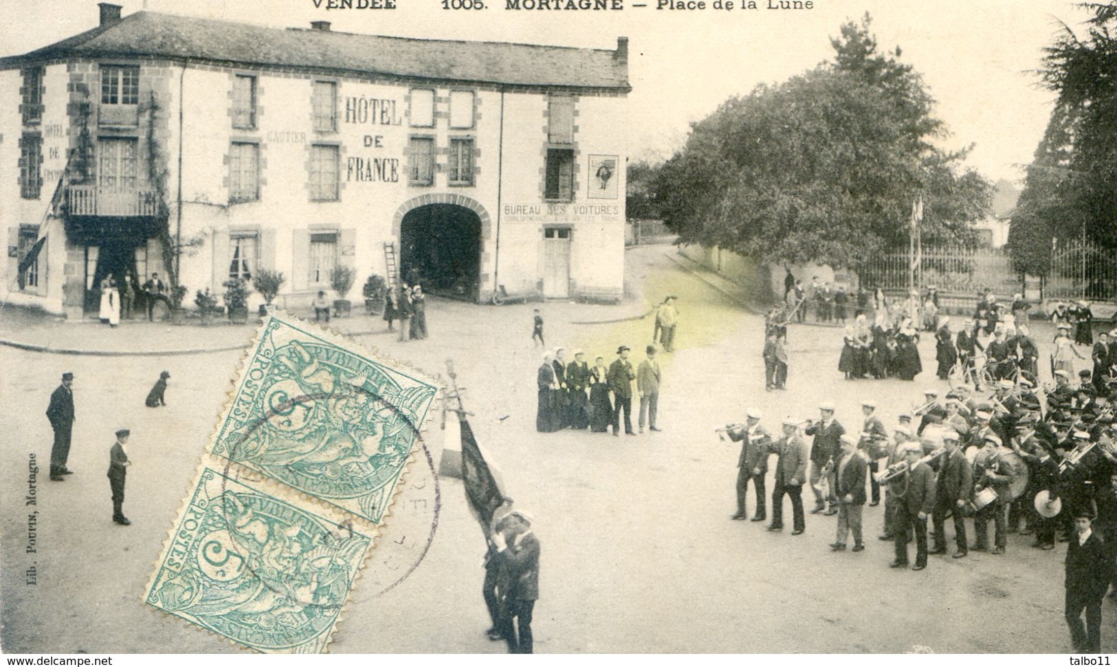 85 - Mortagne - Place De La Lune - Manifestation Civile Ou Militaire Avec Une Fanfare, Devant L'hotel De France - Mortagne Sur Sevre