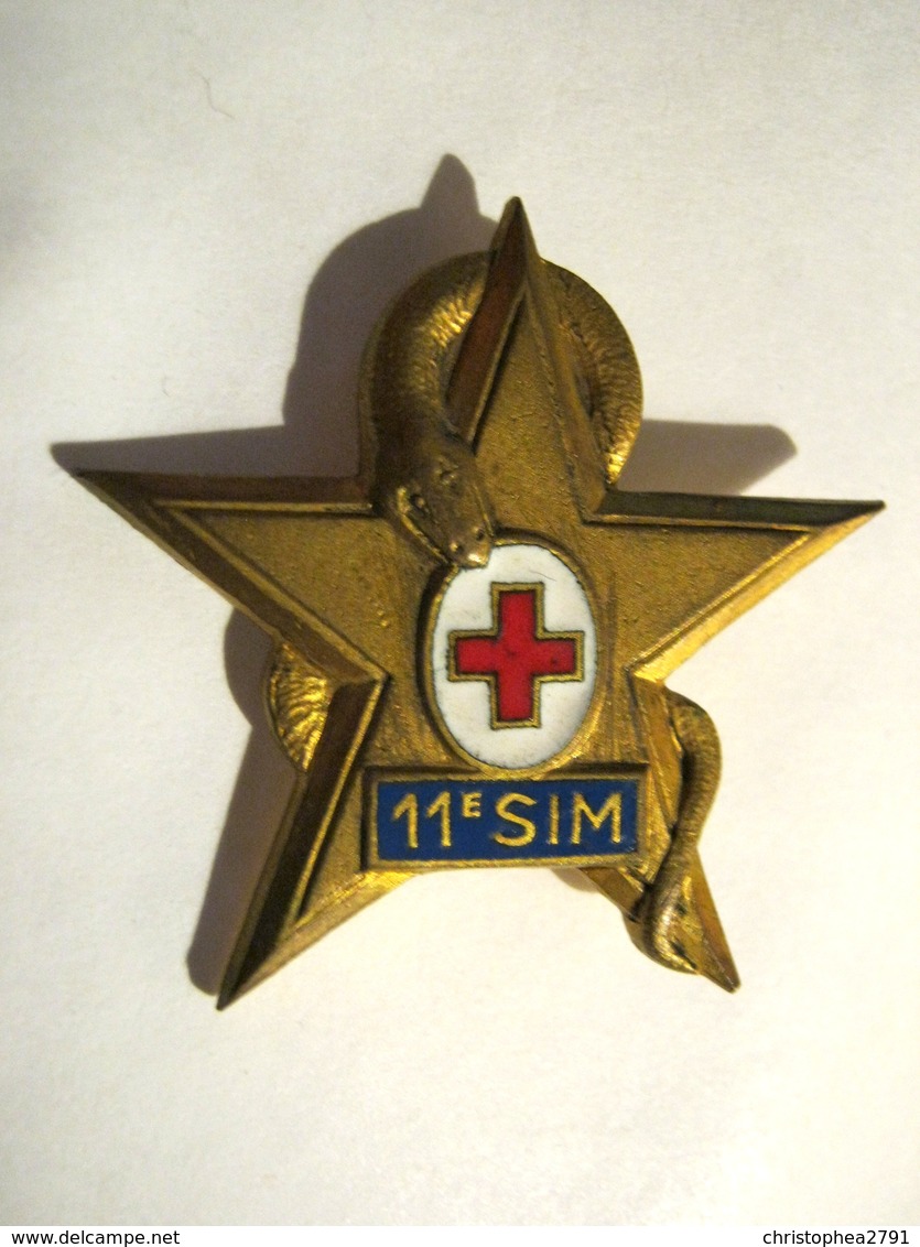 ANCIEN INSIGNE EMAILLE DU SERVICE DE SANTE LA 11° SECTION INFIRMIERS MILITAIRE DRAGO OLIVIER METRA DEPOSE ETAT EXCELLENT - Geneeskundige Diensten