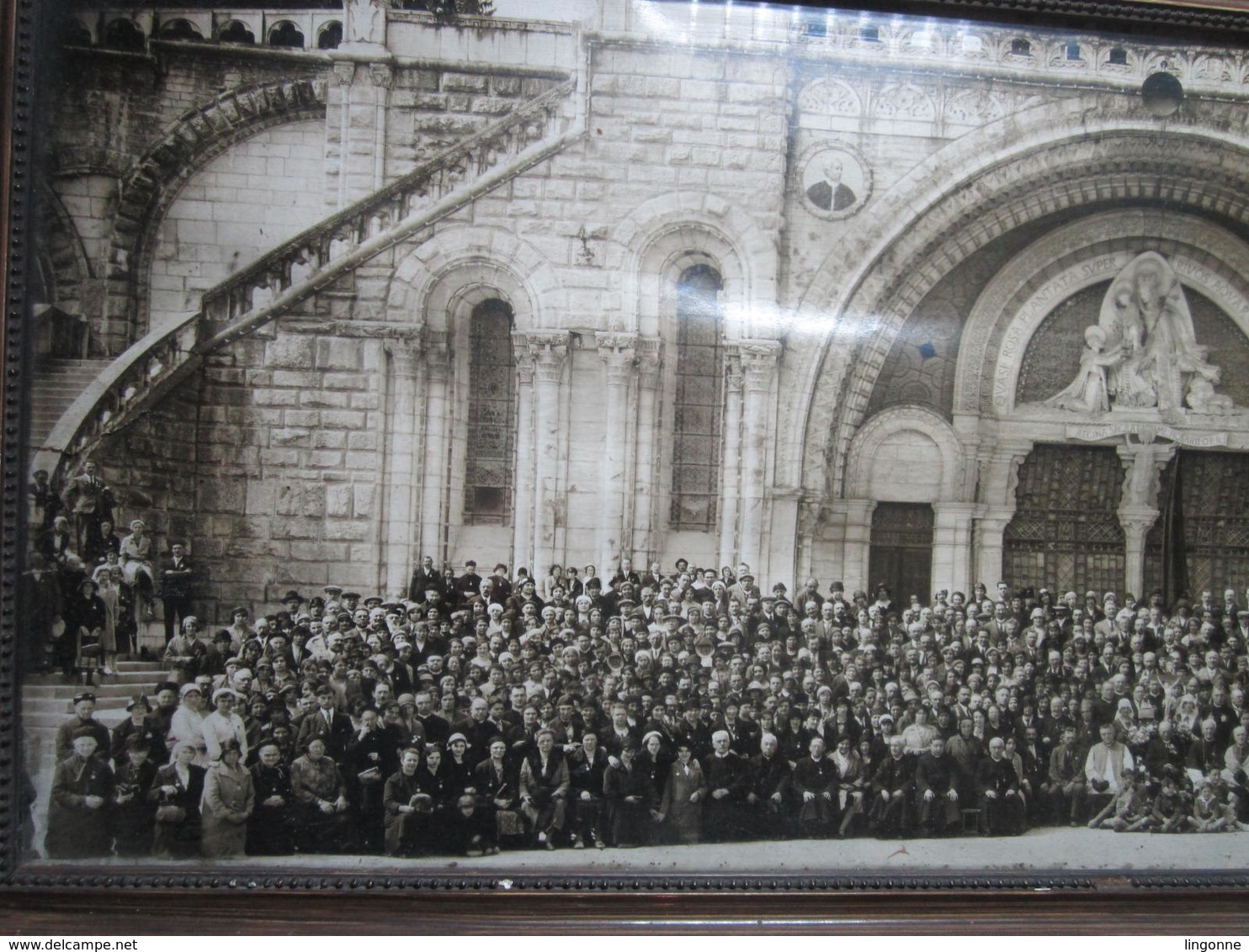 Tableau Ancienne Photo Grand Rassemblement Devant Basilique ?  26,5 X 63 Cm - Autres & Non Classés