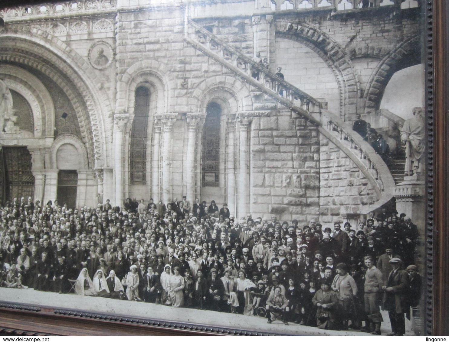 Tableau Ancienne Photo Grand Rassemblement Devant Basilique ?  26,5 X 63 Cm - Autres & Non Classés