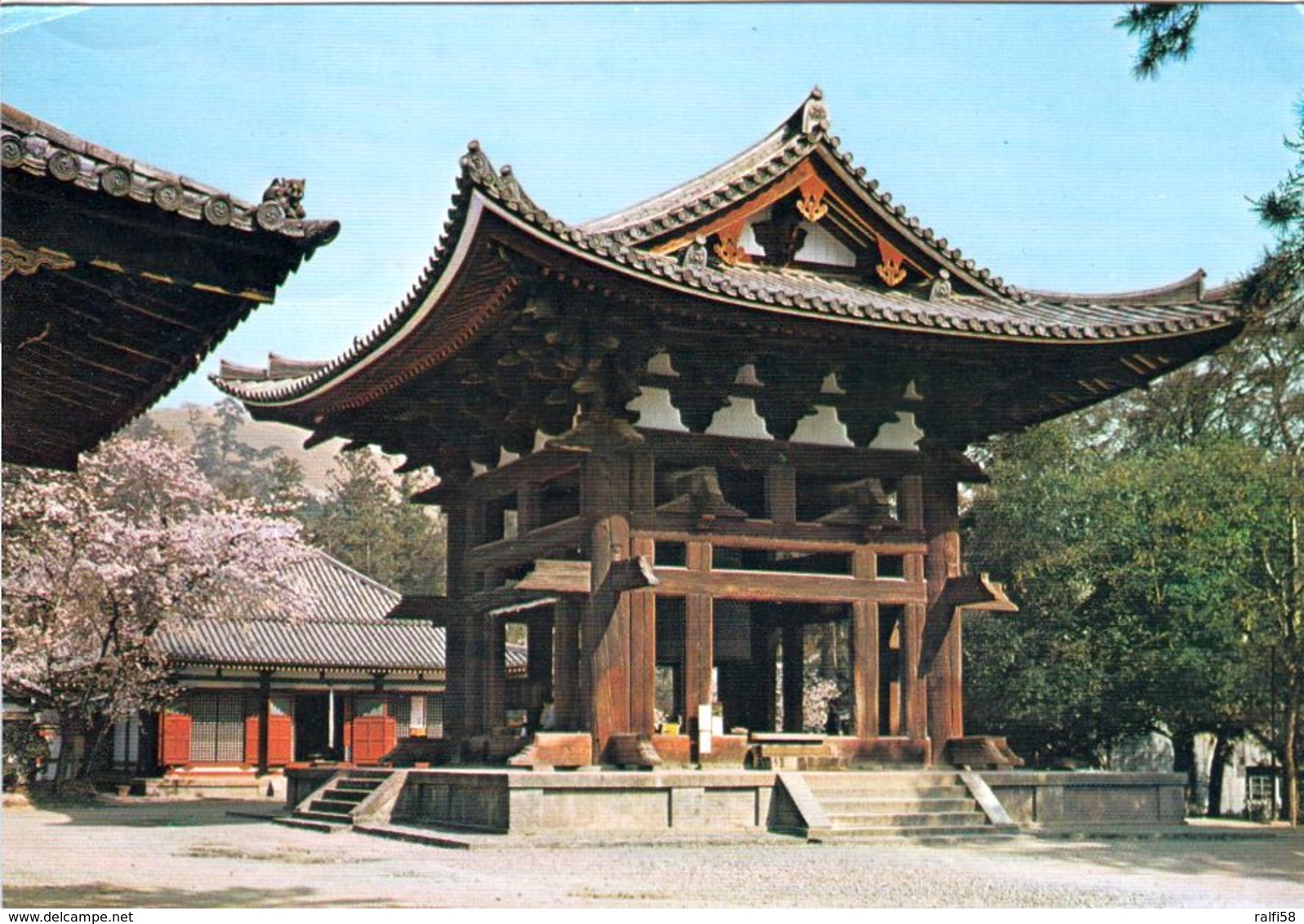 1 AK Japan * Glockenturm Im Tempelkomplex Des Todaiji Tempels In Nara - Seit 1998 UNESCO Weltkulturerbe * - Altri & Non Classificati