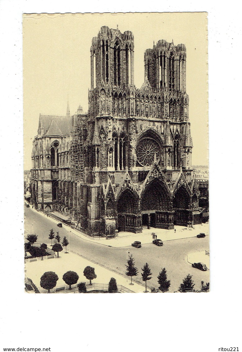 Cpm - 51 - Reims - Cathédrale - Edit Maurice - Travaux échafaudage Voiture - Reims