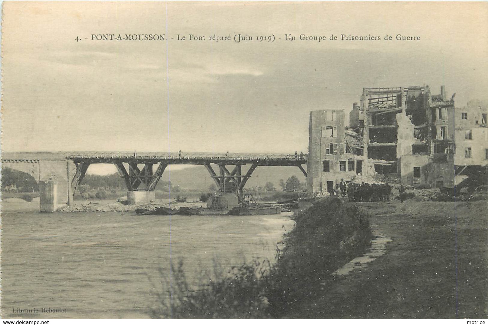 PONT A MOUSSON - Le Pont Réparé, Un Groupe De Prisonniers De Guerre. - Pont A Mousson