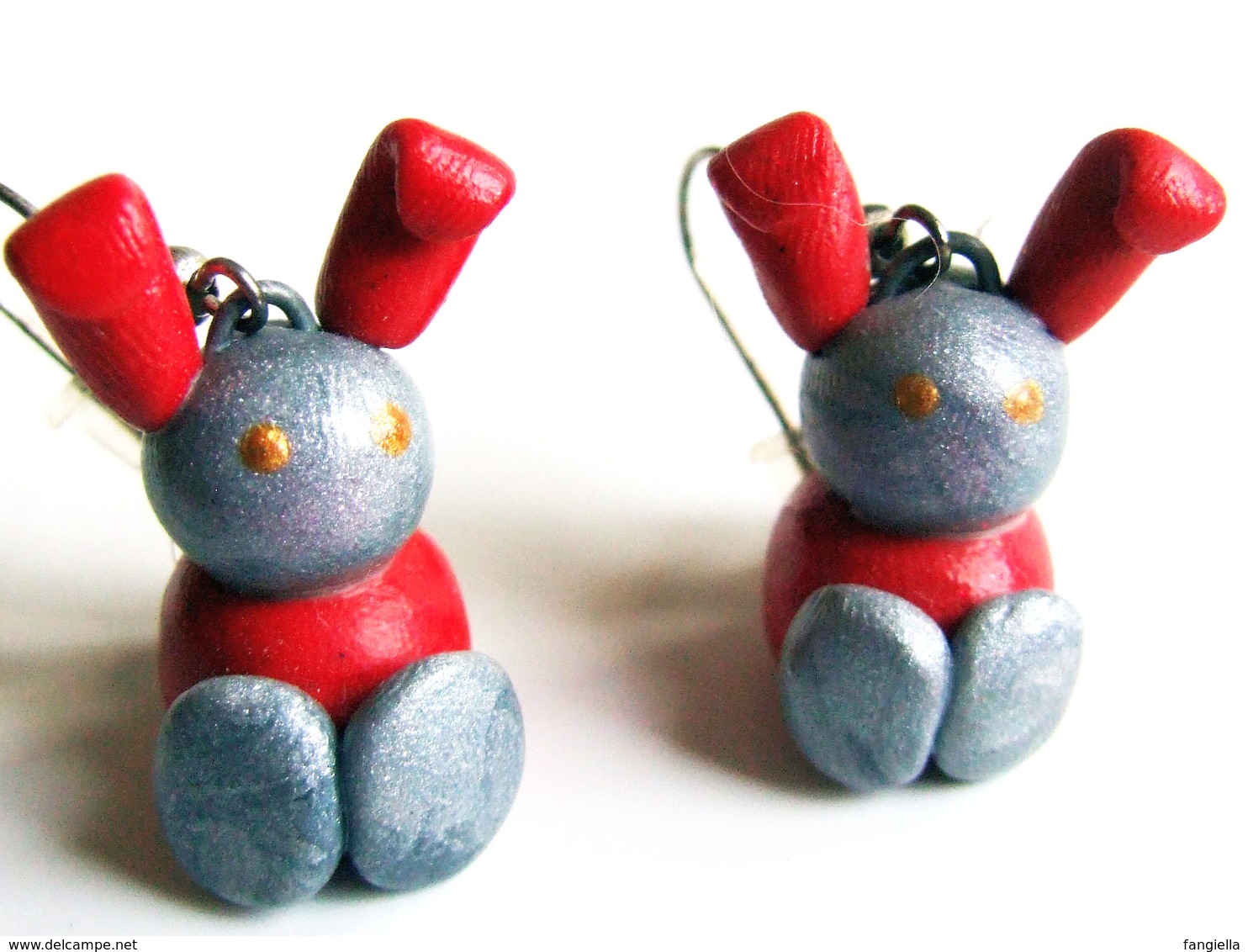 Boucles D'oreilles Enfant, Lapinou, Gris Rouge, Bijoux Fait-main, Travail Artisanal, Achat Solidaire, Aide Humanitaire, - Ohrringe