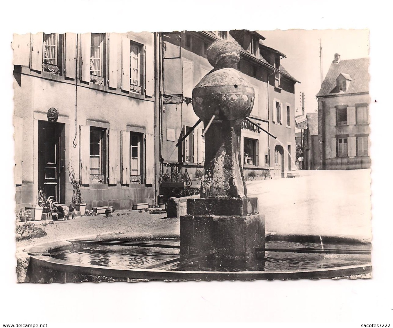 LATOUR D'AUVERGNE   Place De L'Hôtel De Ville. FONTAINE -  Edit. Du Moulin Sartrouville - 4 - - Otros & Sin Clasificación