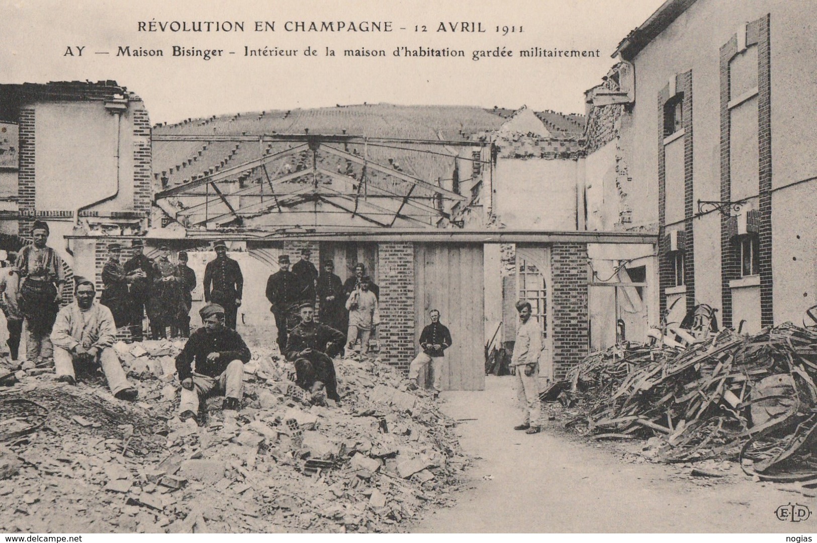 1911 - REVOLUTION EN CHAMPAGNE - A AY - LA MAISON DE CHAMPAGNE BISINGER - INTERIEUR DE LA MAISON D'HABITATION GARDEE MIL - Manifestazioni