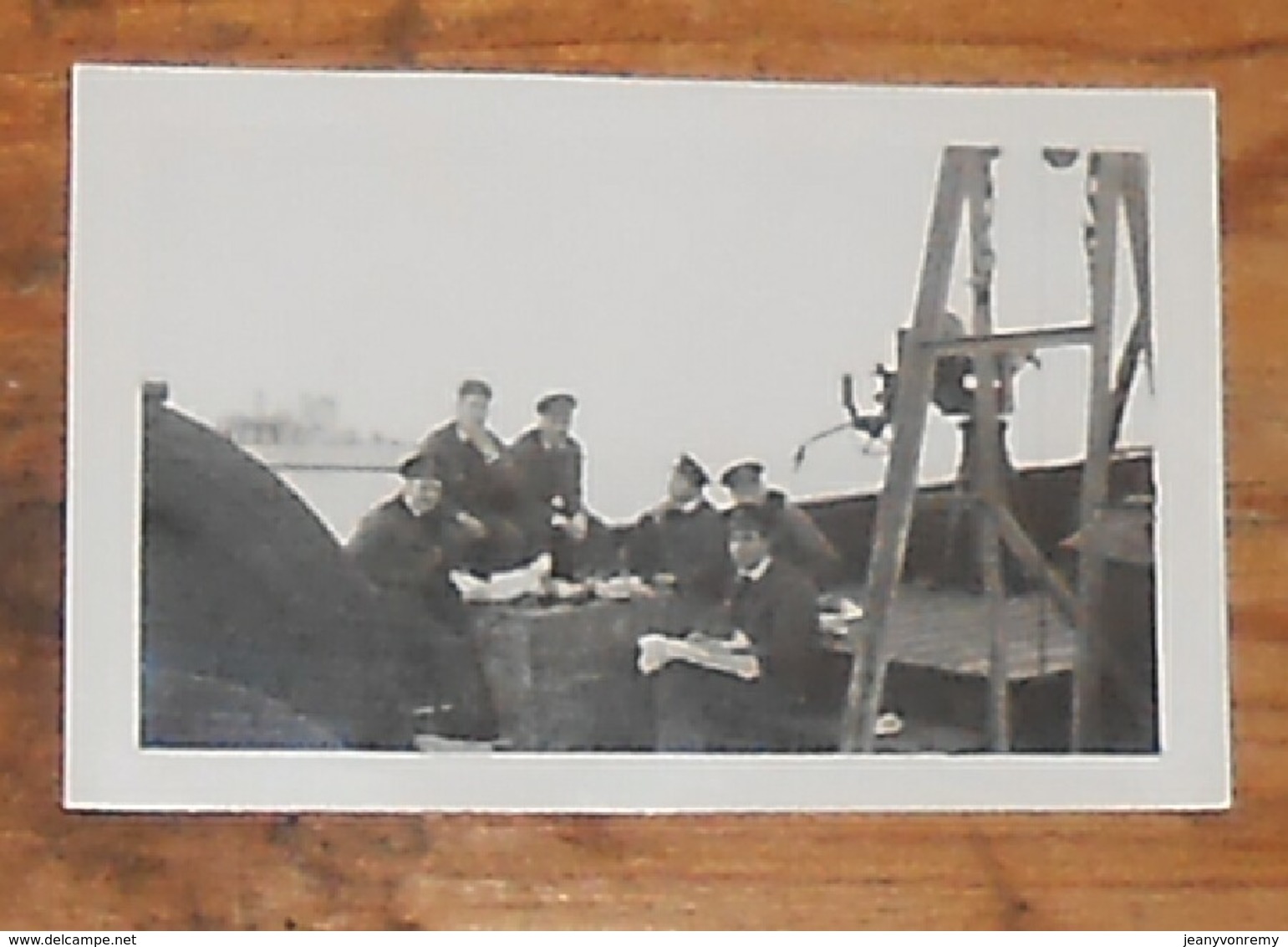 Six  Marins Sur Un Bâteau. 1940 - Guerre, Militaire