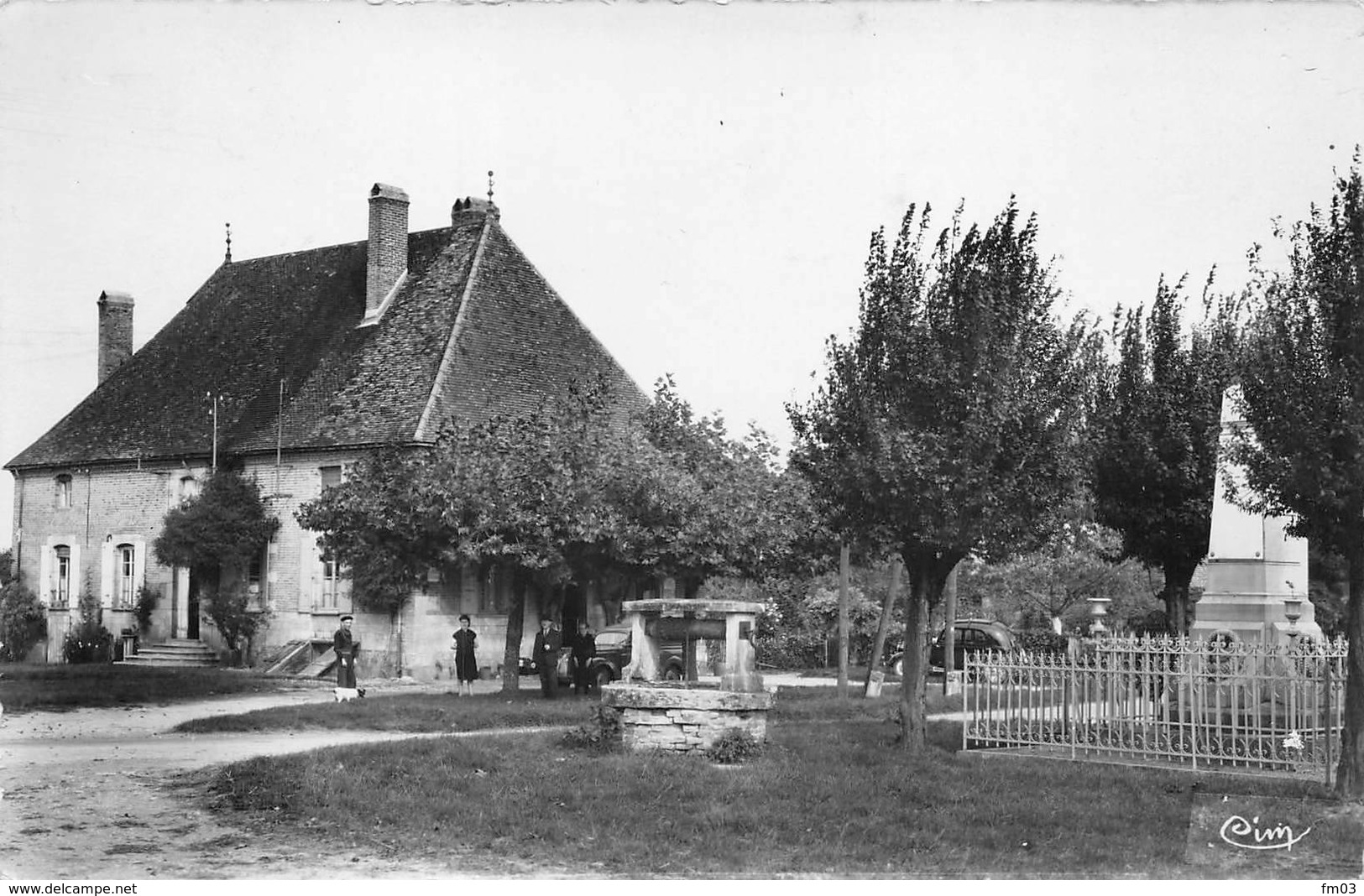 Sens Sur Seille Canton Saint St Germain Du Bois Monument Aux Morts Puits - Autres & Non Classés