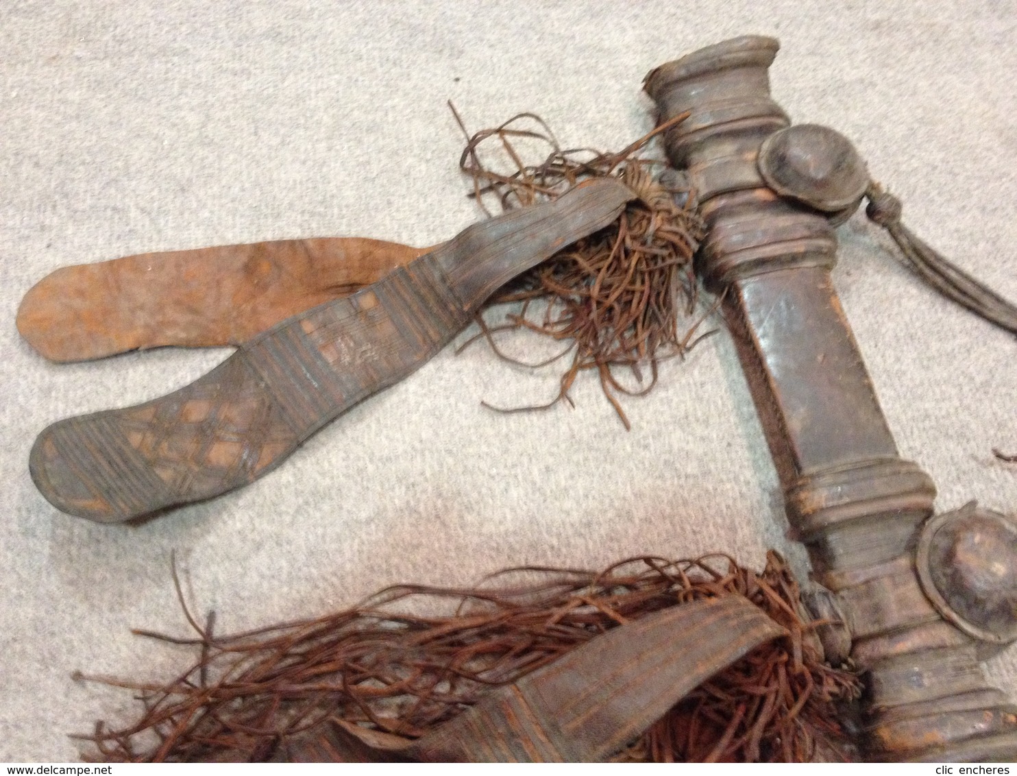 Ancienne épée Afrique  , arme collection africaine , rituelle . ethnies ? avec étui / fourreau en cuir