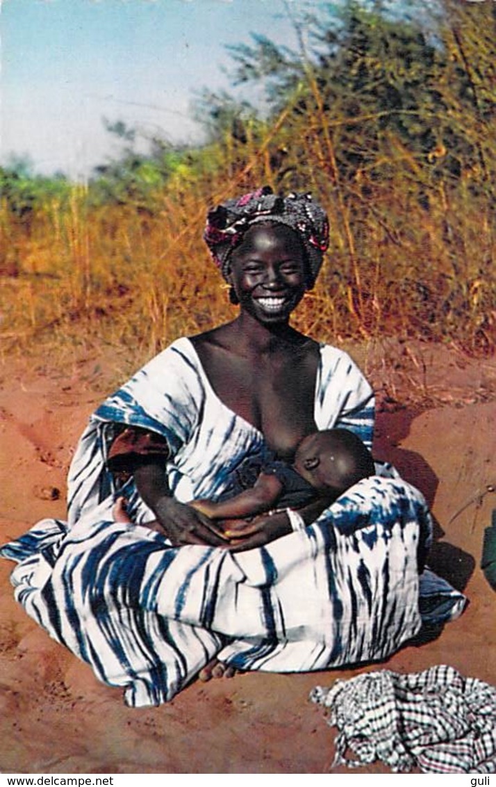 Afrique  En Couleurs JEUNE MAMAN Femme Allaitant  (bébé Sourire Sein Nu Allaitement Feeding) (HOA-QUI 3228)  *PRIX FIXE - Non Classés