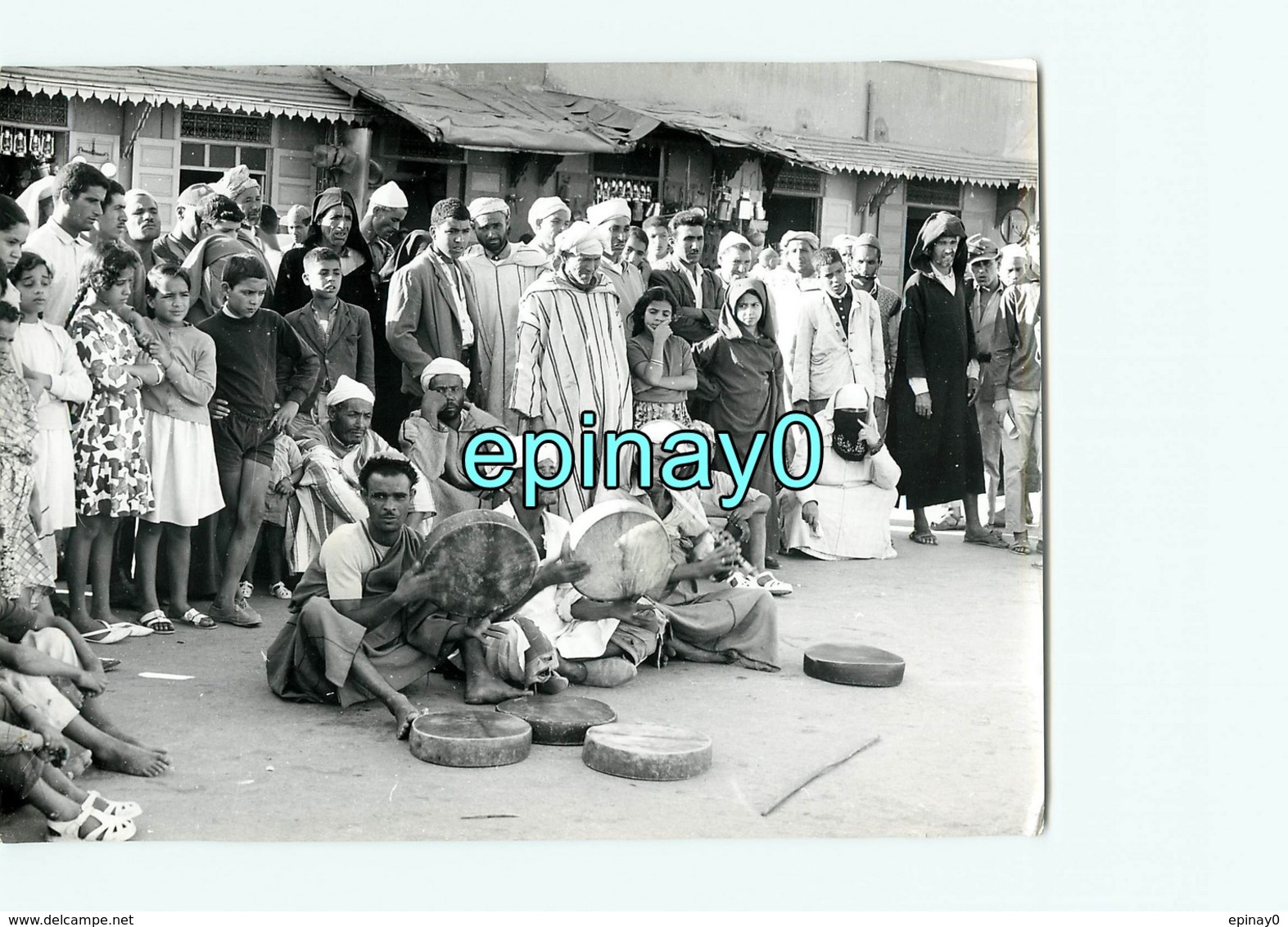 MAROC - MARRAKECH Place Jemaa El Fna - Musicien - PHOTOGRAPHE ROBERT PETIT - ATLAS-PHOTO - Afrique