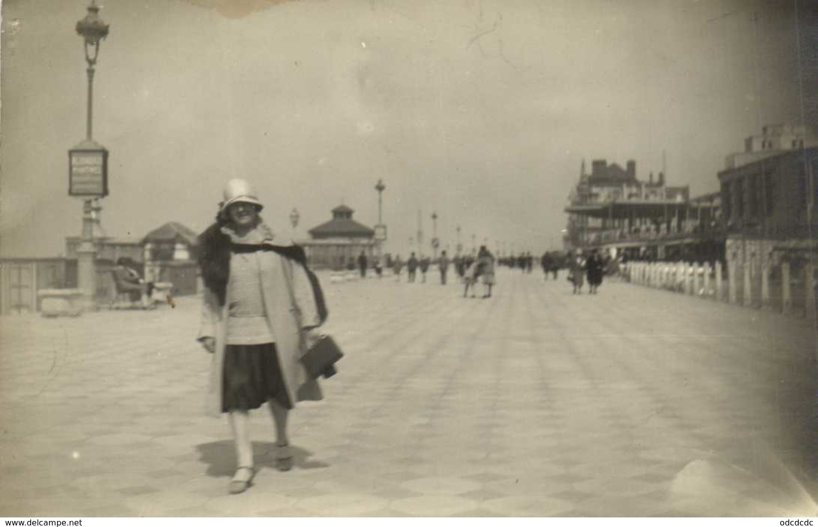 Carte Photo Promenade Jeune Femme à Situer RV - Photographie