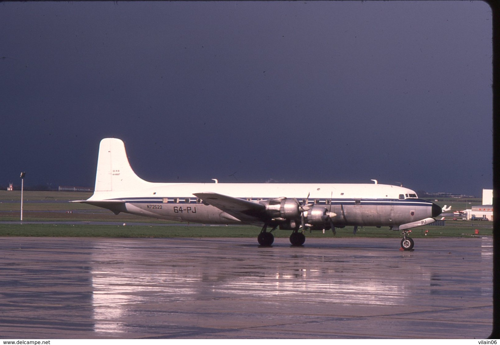 SLIDE / AVION / AIRCRAFT   KODAK  ORIGINAL     ARMEE DE L AIR  DC 6  64/PJ  /  N72522 - Diapositives