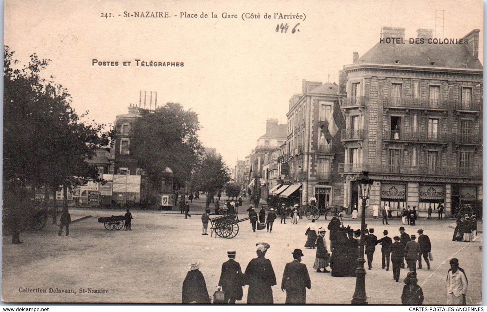 44 SAINT NAZAIRE - Place De La Gare Coté De L'arrivée - Saint Nazaire