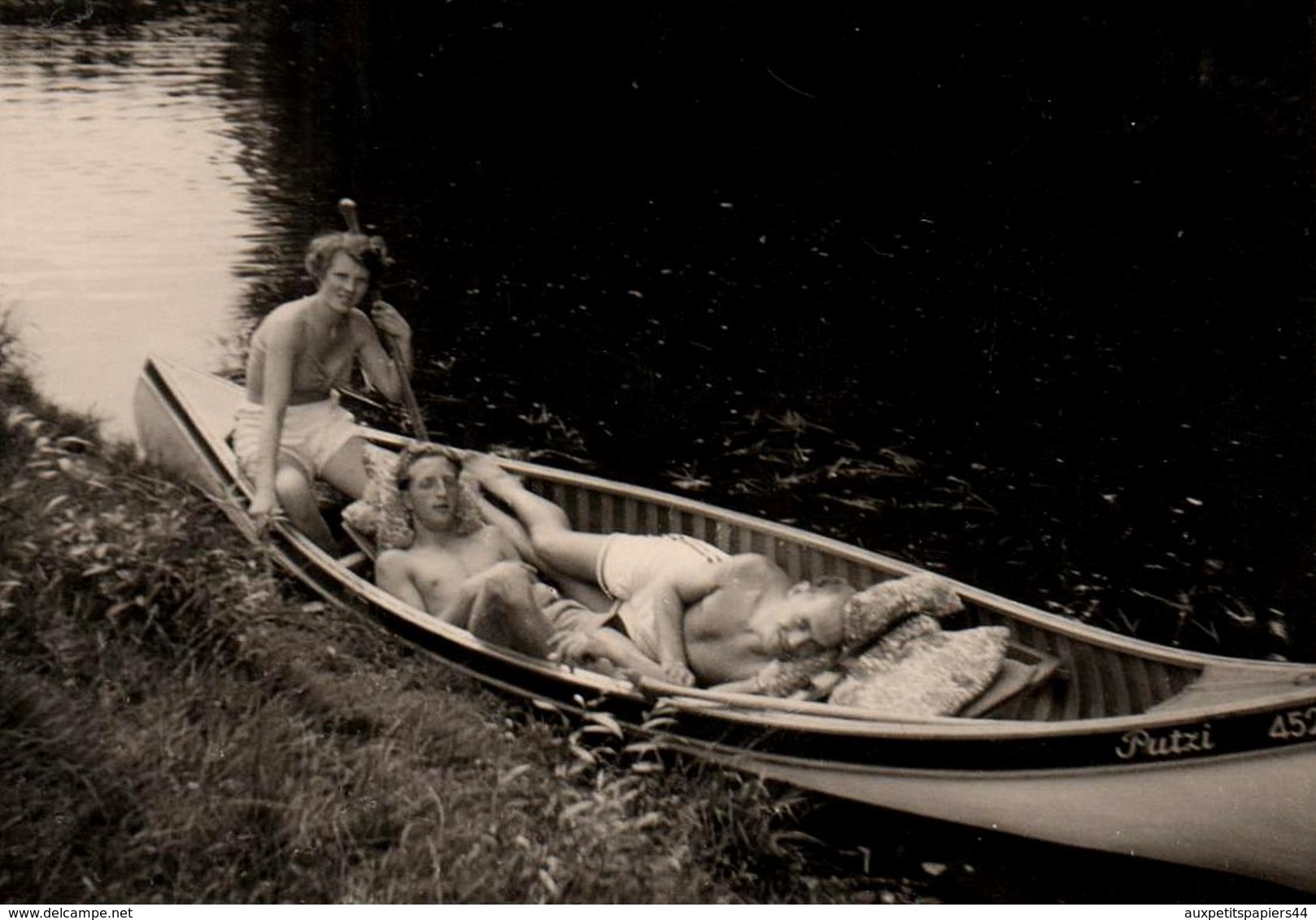 Photo Originale Gay & Playboy - Les Pachas Dans La Canoë " Putzi " Promenés Par La Belle à La Pagaie Vers 1950 - Personnes Anonymes