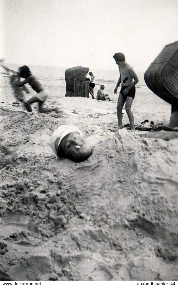 Amusante Photo Originale Plage & Maillot De Bain Pour Homme Enterré Ne Laissant Apparaître Que Sa Tête Vers 1950 - Drôle - Personnes Anonymes