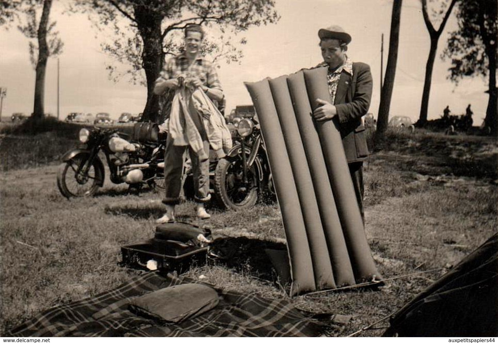 Photo Originale Motocyclisme Et Tourisme - Les Campeurs à Moto & Motard Au Gonflage De Matelas Au Camping Vers 1940/50 - Cyclisme