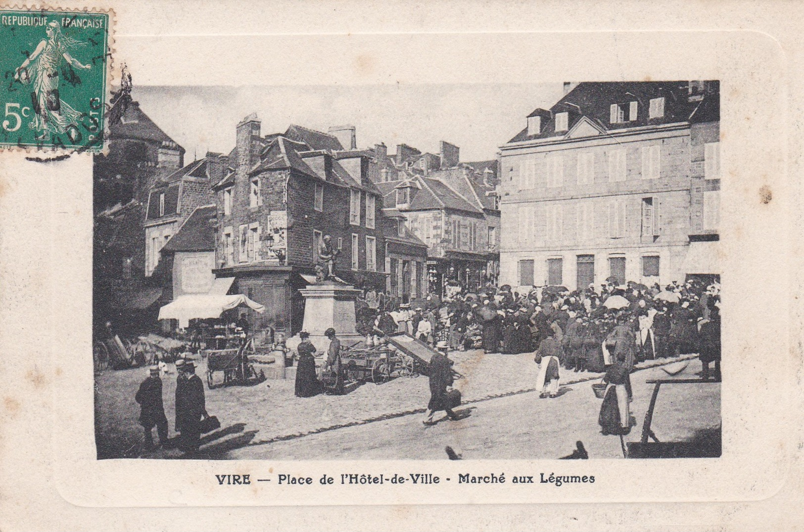 VIRE  -  Place De L ' Hôtel De Ville -  Le Marché Aux Légumes - Vire