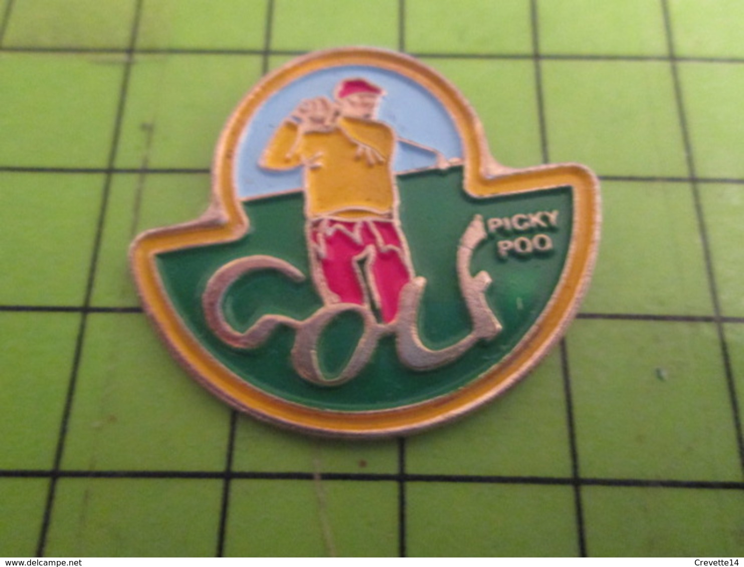 1415c Pin's Pins /  Rare & De Belle Qualité : THEME SPORTS : GOLFEUR GOLF PICKY POO - Golf