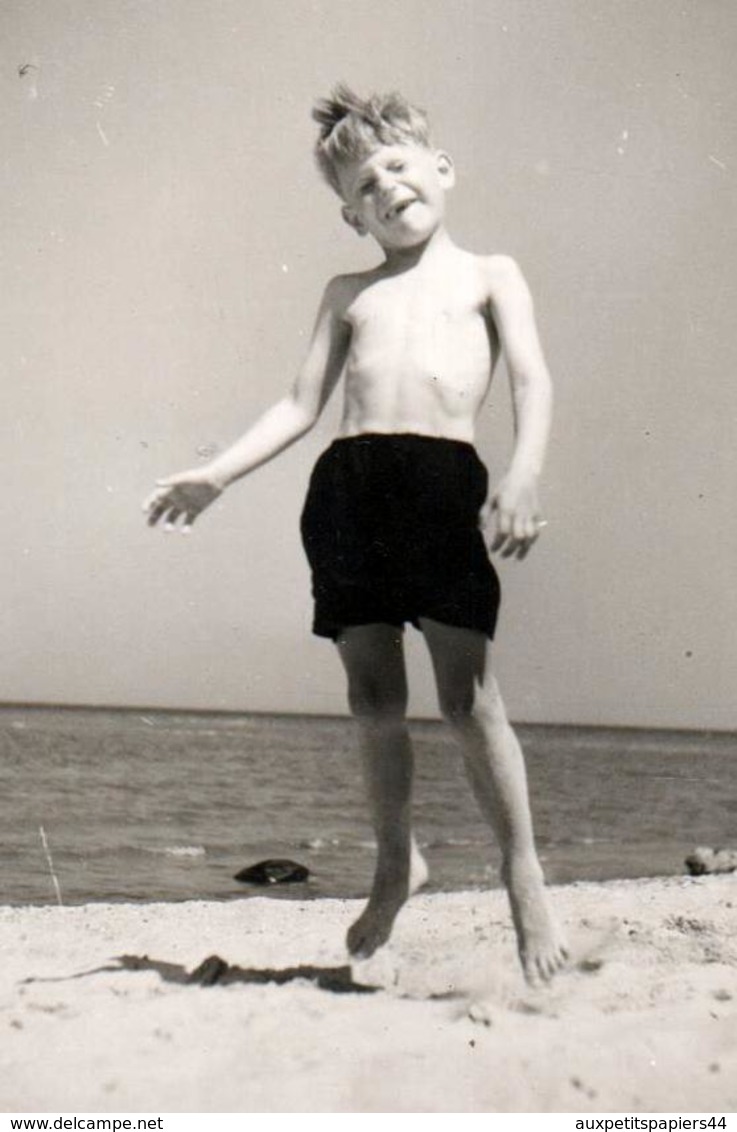 Amusante Photo Carrée B.B. Originale - Le Jeune Garçon Dans Les Airs, Lévitation à La Plage & Grimace Sans Dents Vs 1960 - Personnes Anonymes